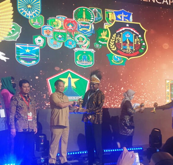 pemkab-mappi-terima-penghargaan-uhc-award-2023